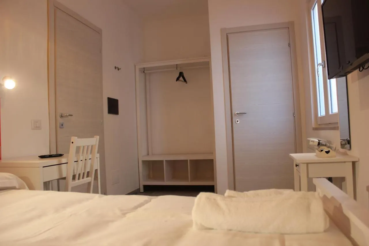 Roman Sunrise Rooms 2*, ローマ イタリア